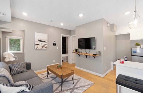 Central Alberta Haus | Modern Home and guest house in peaceful location.