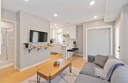 Central Alberta Haus | Modern Home and guest house in peaceful location.