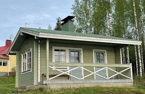 Parikkala Villa | Villa Niemelä ulkoporeammeella Parikkalassa. Perheet ja lemmikit tervetulleita!