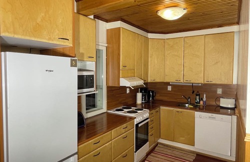 Parikkala Villa | Villa Niemelä ulkoporeammeella Parikkalassa. Perheet ja lemmikit tervetulleita!