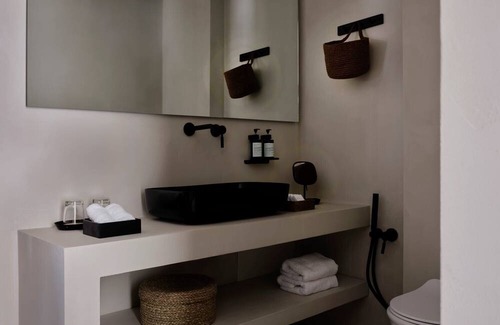 Khalandrion Haus | Alluring Athens Suite | Artemis Suite | 1 Bedroom | Private Furnished Balcony | Prime Location | Chalandri