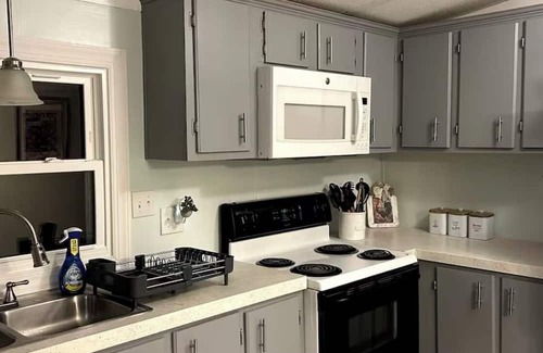 Highfield-Cascade Haus | Charming 2-bedroom mobile home with WiFi, AC in welcoming Highfield-Cascade