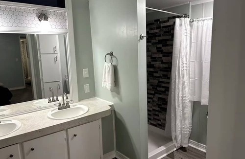 Highfield-Cascade Haus | Charming 2-bedroom mobile home with WiFi, AC in welcoming Highfield-Cascade