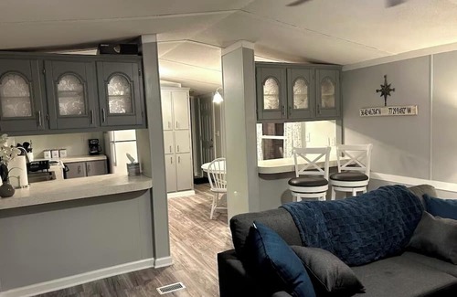 Highfield-Cascade Haus | Charming 2-bedroom mobile home with WiFi, AC in welcoming Highfield-Cascade