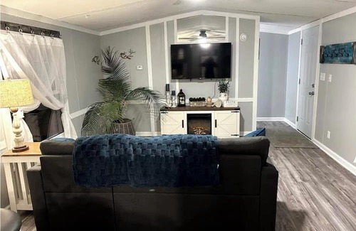 Highfield-Cascade Haus | Charming 2-bedroom mobile home with WiFi, AC in welcoming Highfield-Cascade