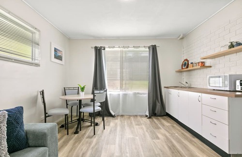 Central Coast Wohnung | Lake Front Studio Pet Friendly, near The Entrance, Nora Head and Soldiers Beach
