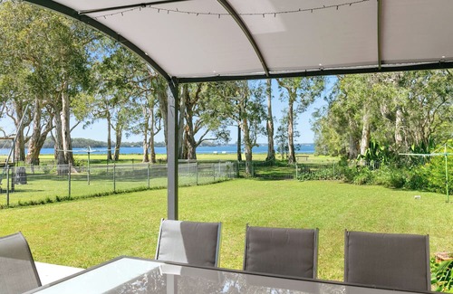 Central Coast Wohnung | Lake Front Studio Pet Friendly, near The Entrance, Nora Head and Soldiers Beach