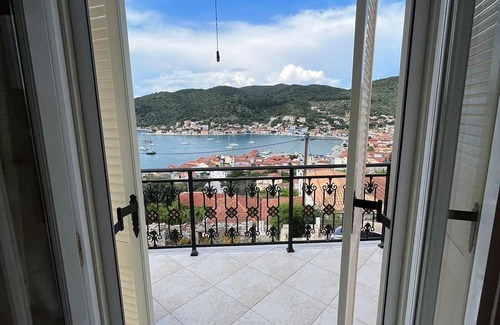 Vathy Haus | 3-bedroom house in charming Ithaki with AC, WiFi. Live the Greek dream