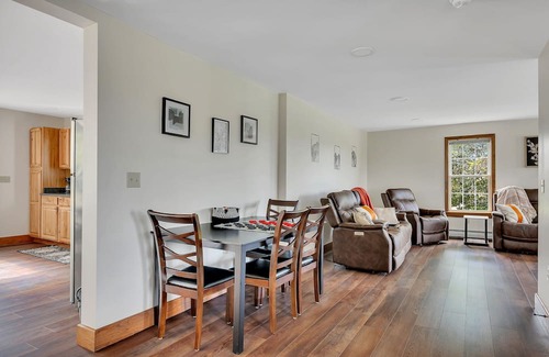 Granville Haus | Modern 3-bedroom farmhouse with WiFi and spectacular views in charming Granville