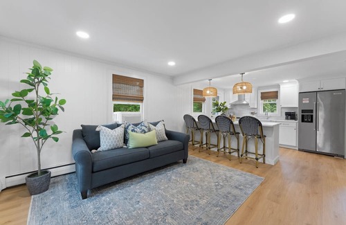 West Mystic Haus | Cozy 1-bedroom house within walking distance to Downtown Mystic!
