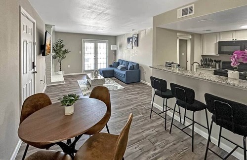 Addison Wohnung | 2104 · Cozy Addison Apt, Free Park Wi-Fi, Pool & Gym
