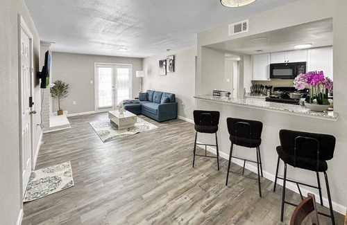 Addison Wohnung | 2104 · Cozy Addison Apt, Free Park Wi-Fi, Pool & Gym