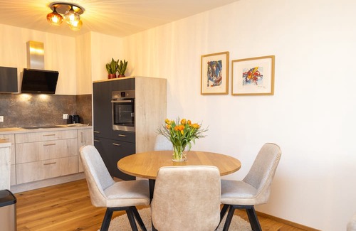 Ledenitzen Wohnung | Moderne, neue Ferienwohnung mit Bergblick, unweit vom idyllischen Faaker See