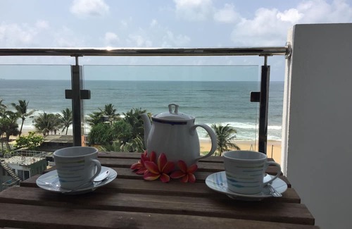 Mount Lavinia Wohnung | Wake up to panoramic ocean views from almost every room.