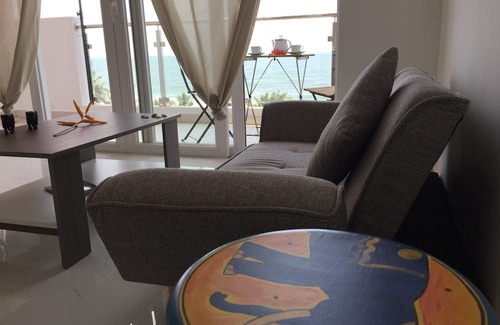 Mount Lavinia Wohnung | Wake up to panoramic ocean views from almost every room.