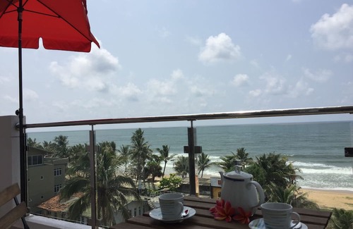 Mount Lavinia Wohnung | Wake up to panoramic ocean views from almost every room.