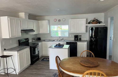 Chandler Haus | Water-view, 3-bedroom in Chandler with AC, WiFi