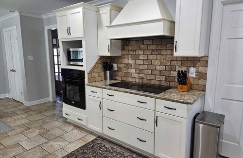 Cordova Haus | Elegant 7- BR Mansion with Pool - Near Gold Course & Essentials, All King Beds.