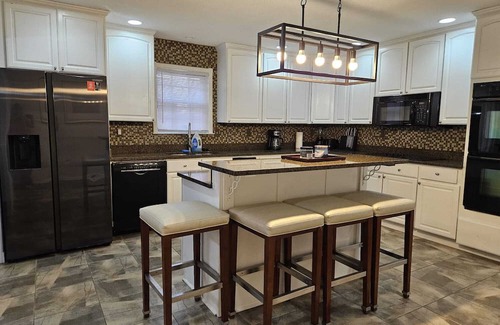 Cordova Haus | Southern-Inspired 5-BR Luxury Home with POOL & Jetted Tub - Simply Marvelous.