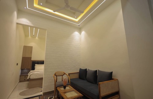 Mathura Haus | Spacious building in charming Mathura with WiFi, AC