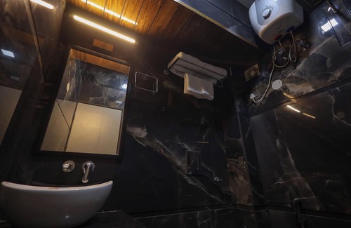 Mathura Haus | Spacious building in charming Mathura with WiFi, AC