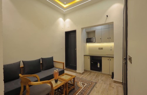 Mathura Haus | Spacious building in charming Mathura with WiFi, AC
