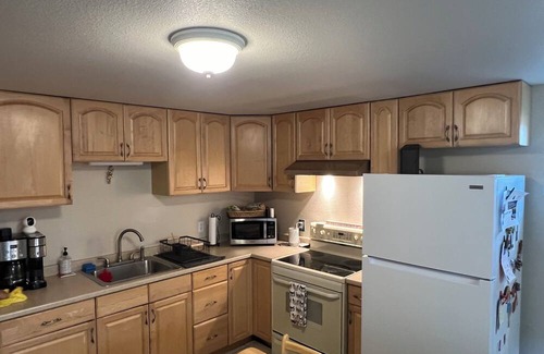 Highland Park Wohnung | Fabulous locale for light-filled mountainside apartment in charming Boulder.