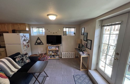 Highland Park Wohnung | Fabulous locale for light-filled mountainside apartment in charming Boulder.