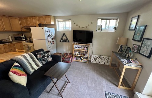 Highland Park Wohnung | Fabulous locale for light-filled mountainside apartment in charming Boulder.