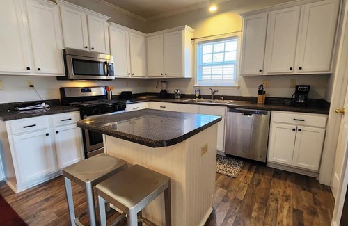 Olive Branch Haus | Family-Friendly 4BR Home in Olive Branch-POOL, Playground & near Stateline.