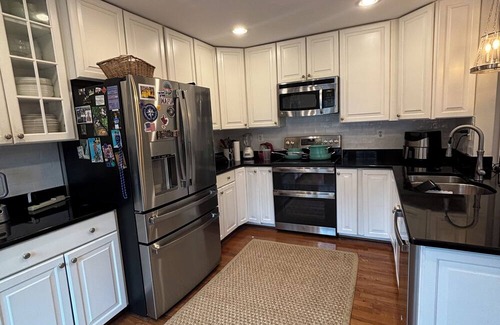 Idylwood Haus | Spacious and renovated 4-bedroom townhome in Tysons-Falls Church