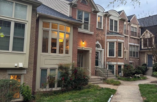 Idylwood Haus | Spacious and renovated 4-bedroom townhome in Tysons-Falls Church