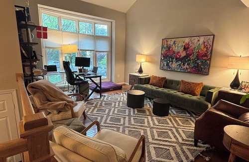 Idylwood Haus | Spacious and renovated 4-bedroom townhome in Tysons-Falls Church