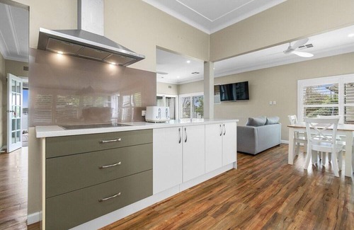 Speers Point Haus | Lakeview Retreat on The Esplanade
