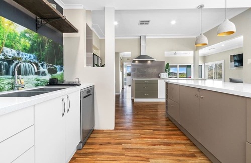 Speers Point Haus | Lakeview Retreat on The Esplanade