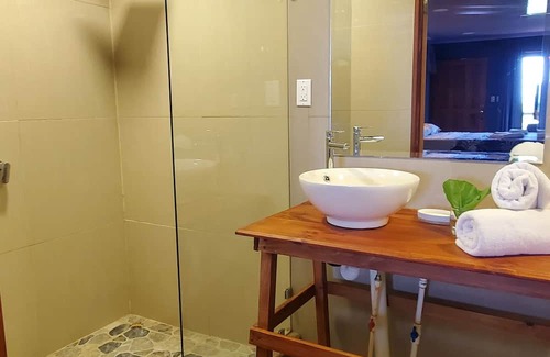 Drake Bay Kabine | Willy's Fish Camp. All rooms have an ocean view from lodgings nestled hillside!