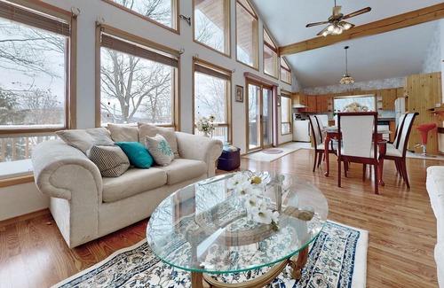 Katrine Haus | Charming lakefront cottage on Little Doe Lake in Muskoka