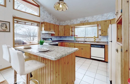 Katrine Haus | Charming lakefront cottage on Little Doe Lake in Muskoka