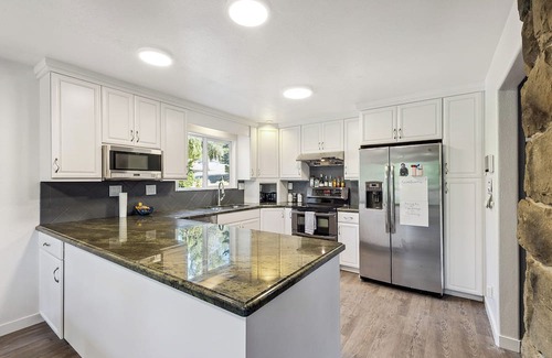 Enumclaw Haus | Spacious 4-bedroom house, Enumclaw near Mt Rainier Nat'l Park in natural setting