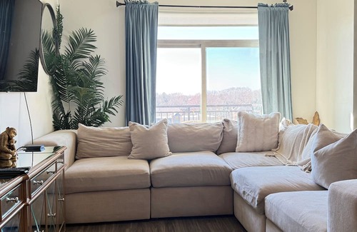 La Grange Wohnung | Modern, 1-bedroom apartment in La Grange with AC, fitness room, WiFi