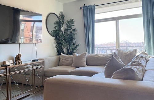 La Grange Wohnung | Modern, 1-bedroom apartment in La Grange with AC, fitness room, WiFi