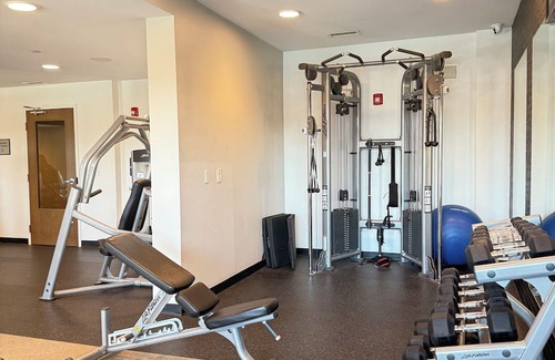 La Grange Wohnung | Modern, 1-bedroom apartment in La Grange with AC, fitness room, WiFi