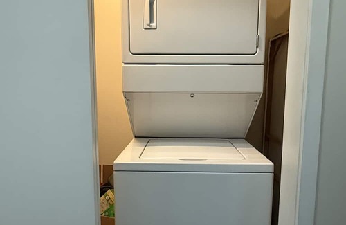 La Grange Wohnung | Modern, 1-bedroom apartment in La Grange with AC, fitness room, WiFi