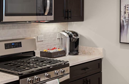 Heart of Chicago Wohnung | Cozy Chicago 3BD 2Bath Retreat with Balcony