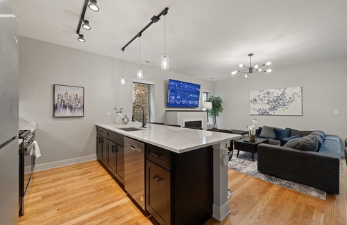 Heart of Chicago Wohnung | Cozy Chicago 3BD 2Bath Retreat with Balcony