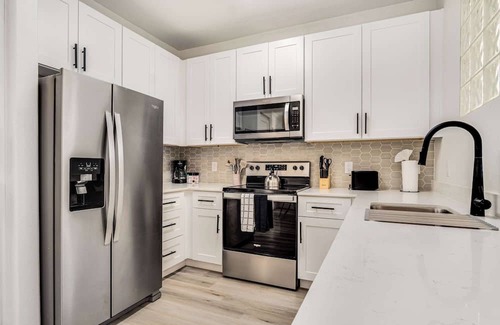 Glendale Sports and Entertainment District Wohnung | 1BR by Stadium Pool, Parking, Gym 02