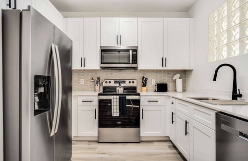 Glendale Sports and Entertainment District Wohnung | 1BR by Stadium Pool, Parking, Gym 02