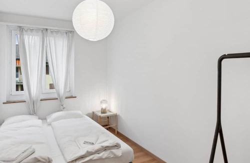 Center Wohnung | Basic 3BR Stay with Balcony Near Zürich HB