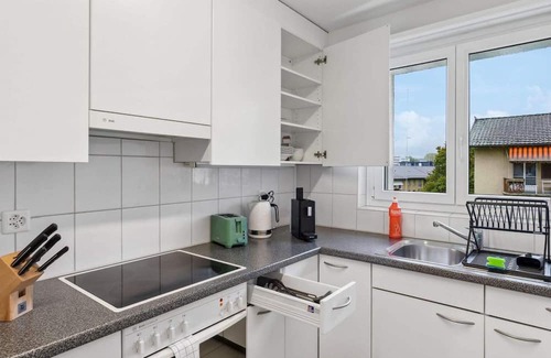 Center Wohnung | Basic 3BR Stay with Balcony Near Zürich HB