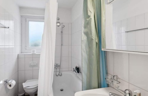 Center Wohnung | Basic 3BR Stay with Balcony Near Zürich HB